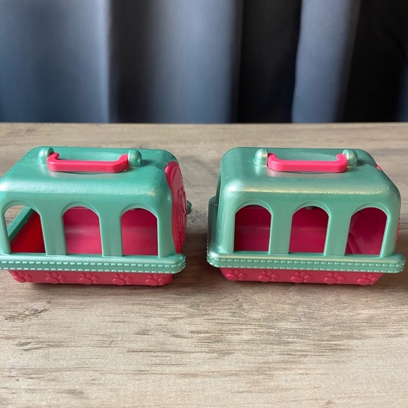 LOT OF 2: MEG JUST PLAY MINIATURE DOLLHOUSE DOG CARRIERS - Picture 5 of 7